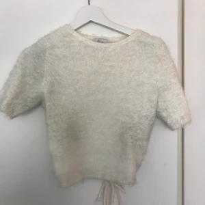 Hanna Schönberg x NA-KD - Topp från Hanna Schönbergs kollektion med NA-KD. Storlek M. Säljer på grund av att det inte är min stil. Endast använd en gång. Nypris 249 kr, jag säljer den för 179 kronor, just för att den endast använts av mig en gång.💘