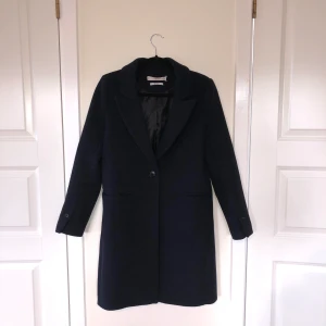 Kappa Mango  - Sparsamt använd marinblå kappa från Mango i storlek S. Kan mötas upp i Malmö annars tillkommer fraktkostnad 