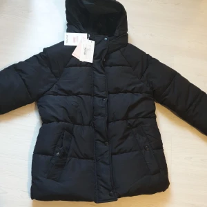 Vinter jacka XS - En vinter jacka från monkl. Skit snygg men har inge behov av den. Den är i storlek XS. Köpte denna jacka för 500 har haft den i 2 veckor. Ej använd