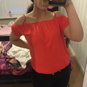Off shoulder tröja  - Jätte sööööt off shoulder tröja,för 13-14 åringar men passar äldre också,aldrig använd prislappen finns kvar på den,köparen står för frakt ✨ priset går att diskuteras 