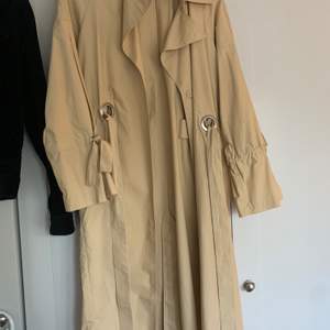 Trendig beige trenchcoat från märket visual clothing i storlek S. Knappt använd då jag köpte den förra hösten. Nyskick. Köpte för 999kr säljer för 450kr. 