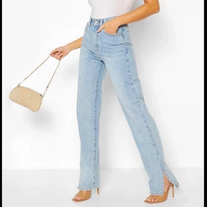 Jeans med slit - Jättefina, ljusblåa jeans med slit. Helt nya med prislapp kvar. Tyvärr för långa fär mig som är 163. Skriv om ni är intresserade💗 köparen står för frakten💜