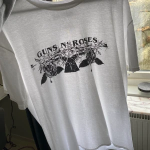 Vit T-shirt med tryck  - Supersnygg T-shirt med tryck fram, jättesnygg som en oversized T-shirt men funkar även som klänning om man är under 160cm