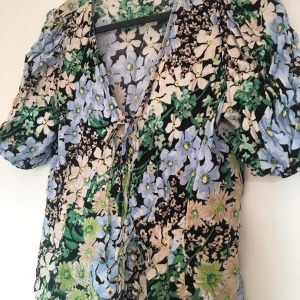 Blus 38.  - Storlek 38. Ge bud. 