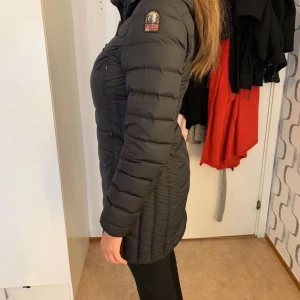 Parajumper jacka - Måste tyvärr sälja min jacka som är inprenicp helt ny då jag vuxit ur den köpt 4799kr