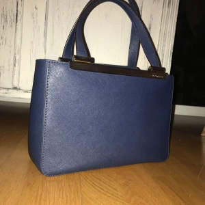  - äkta Michael Kors väska, köpt i new york. bra skick använd max 10 gånger!