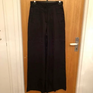  - Högmidjade vida svarta byxor ifrån weekday ✨ Aldrig använda!