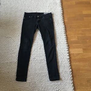  - Lågt sittande stuprörsjeans från JCs egna märke Crocker. Liten slitning i grenen som syns på bilden, annars inga skavanker 😊 Kan mötas i Uppsala och ev. Stockholm, annars står köparen för frakt.