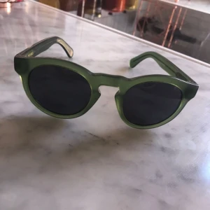  - Mörkgröna Nividad solglasögon Nyskick. nypris 899:-