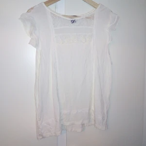  - En vit blus med spets 