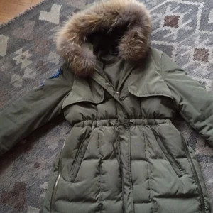  - Snygg dun parka  passar en L med päls på. Luvan