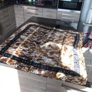  - En superfin sjal köpt på Make Up Store. Helt ny! Kostade 379:- i butik. Stor och härlig. Passar perfekt att värma sig i nu i höst/vinter. 