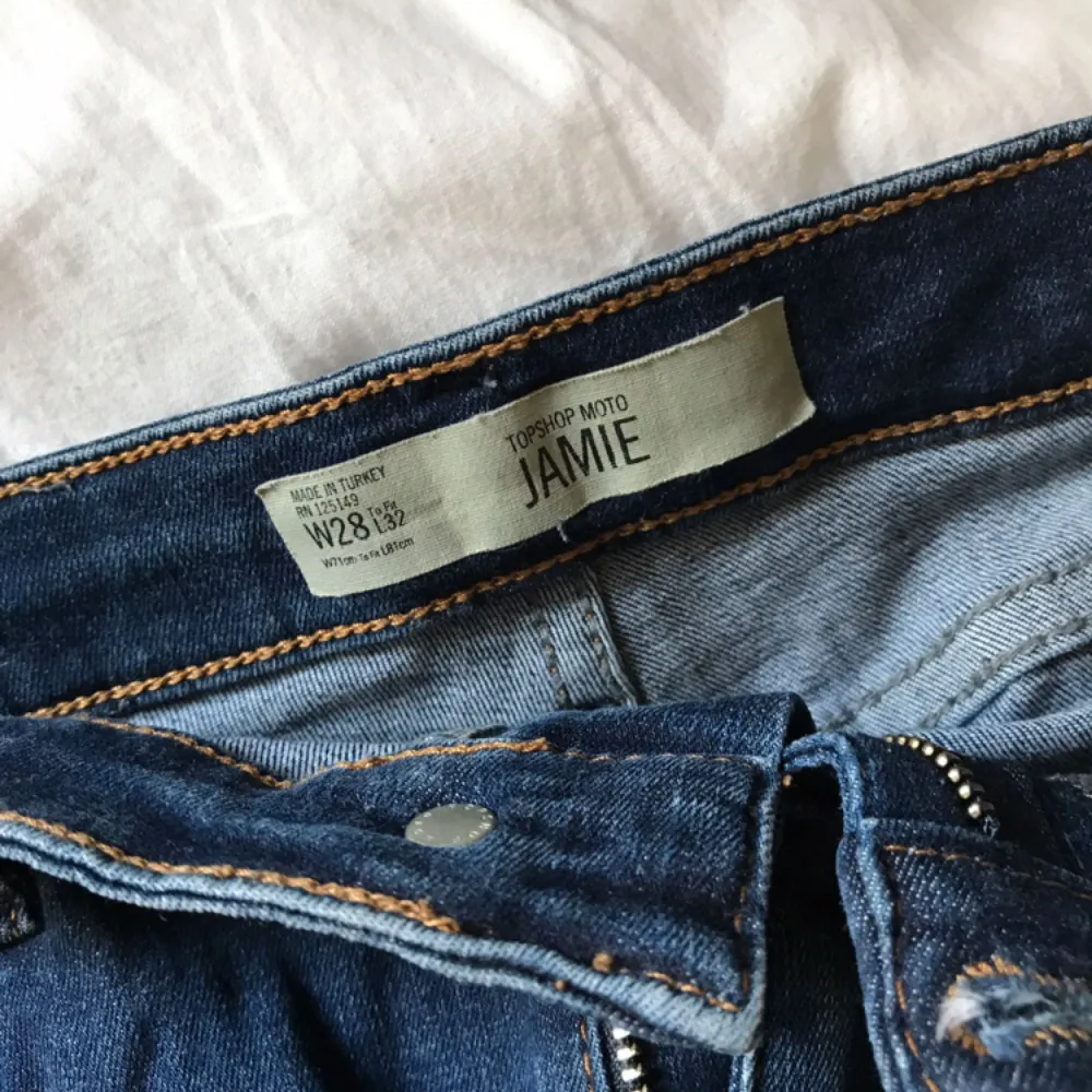 🔹 Jaime-jeans från Bikbok 🔹  • strl 28/32 • Hål på knäna • Svårt att få till färgen på bild, i verkligheten är de lite mörkare än bilden från hemsidan • fraktfritt. Jeans & Byxor.