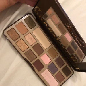  - Använd ett fåtal gånger. I jättefint skick! Doftar underbart chokladigt. Pigmentrika färger, lätta att blenda. Helt enkelt en suverän palett för nybörjaren. Nu när jag inte är det längre är det dags fö den att hitta ett nytt hem😭 köpt på sephora för 485, ÄKTA!! 