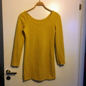  - 💛 Senapsgul klänning, stretchig i materialet. Storlek M men kan passa både S till L beroende på hur en vill att den ska sitta. 💛