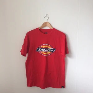  - Röd dickies horseshoe t-shirt! Huvudsakligen herrstrl, så skulle säga M för dam. Använd men bra bevarad.