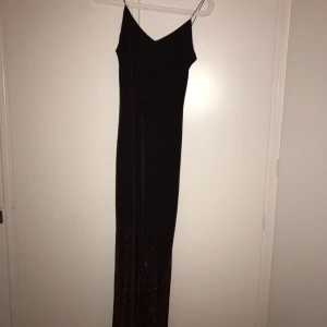  - Fantastiskt fin vintage klänning i glitter med smala band. 