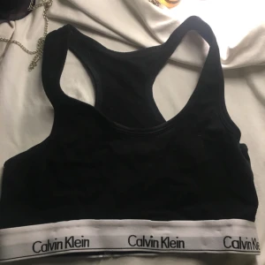  - Svart fake Calvin Klein top aldrig använd därmed bra skick och fläckfri swish går bra köpare står för frakt