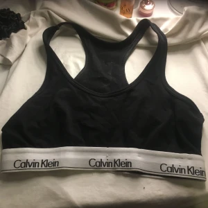  - Svart fake Calvin Klein top mycket bra skick, swish går bra köpare står för frakt