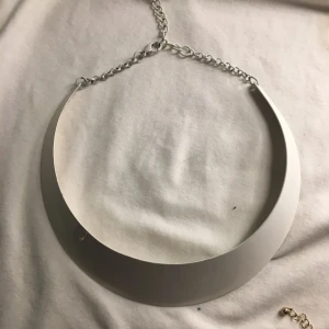  - Vitt stilrent halsband, bra skick och en mycket snygg detalj swish går bra köpare står för frakt