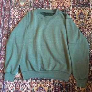  - Mysig sweatshirt köpt på Second Hand. Använd fåtal gånger.   Köparen står för frakt, har Swish:) 