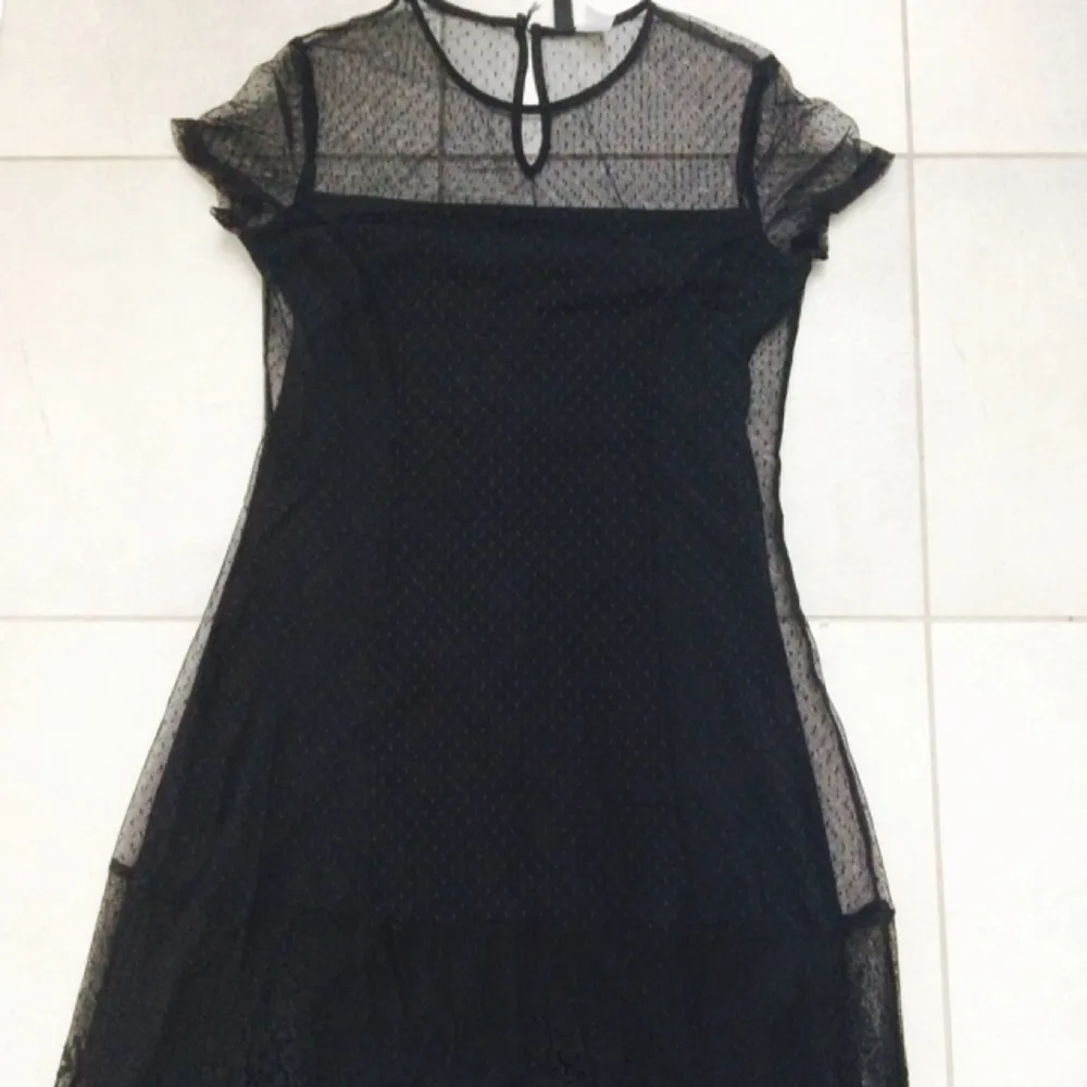 H&M  svart klänning. Storlek 38 men passar även 36. . Klänningar.