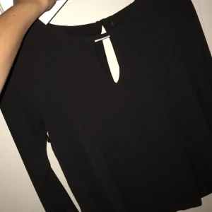  - Svart blus ifrån vero Moda, lite små volanger längst ner, nyskick ( använd ca 2 ggr ) köparen står för eventuell fraktkostnad
