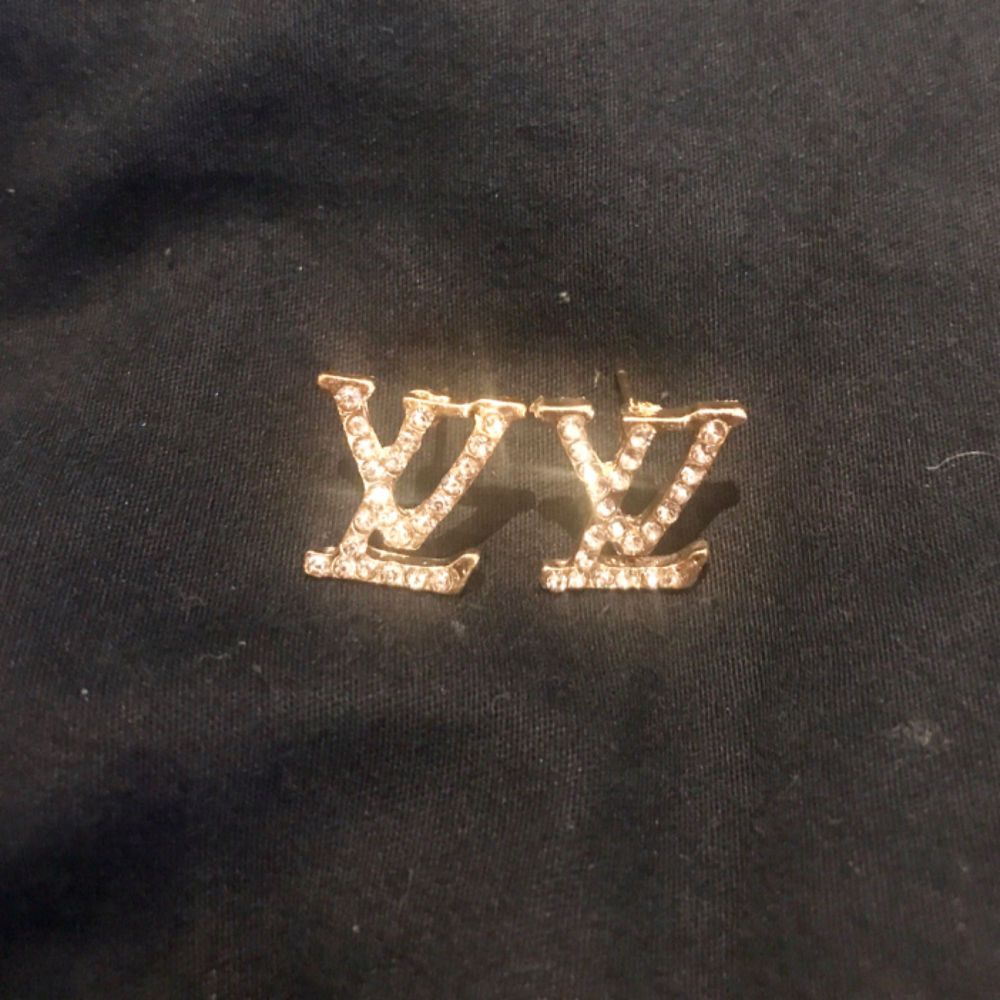 Louis Vuitton guld örhängen med | Plick Second Hand