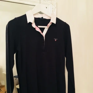  - Fin tröja från Gant, nypris ca 1200kr. Mörkblå/ljusrosa/vit. Strl S. 