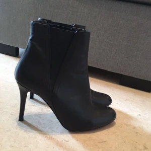  - Säljer ett par svarta skinn (äkta) stövletter från Zara Basic. Stl 40 klackhöjd ca 9-10 cm. Använda 1 gång endast så i bra skick. Ny pris 1000 kr men säljer dessa för 600 kr. Köparen betalar frakt.  Har även möjlighet att mötas upp i Stockholm.