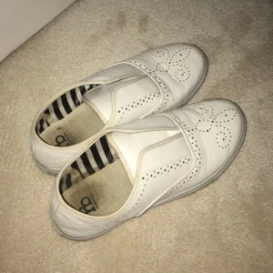  - Söta sommarskor! Fina till bruna ben. Knappt använda. Fraktar eller möts i antingen Stockholm eller Uppsala👟🔥 