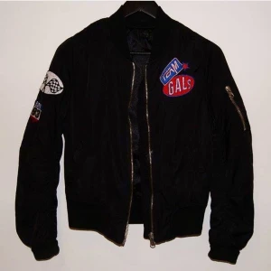  - Ännu en sjukt snygg bomber jacka köpt på TOPSHOP för 994 kr! Finns ej att köpa längre. En liten fläck som gradvis försvinner i tvätten för varje gång man tvättar & en liten reva, annars är den helt perfekt! 😍 Storlek 34, men passar även S & M såklart! 200 kr