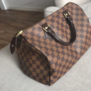  - Min LV väska är i bra skick och inköpt sedan 2014. Frakt ingår ej.  