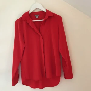  - Röd skjortblus ifrån hm. Använd ett fåtal gånger. Kan mötas upp i Stockholm annars tillkommer frakt 
