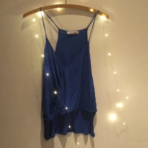  - Spaghetti-linne med superfin lite omlott-urringning. Lite längre där bak än fram. Köpare står för frakt 🍷