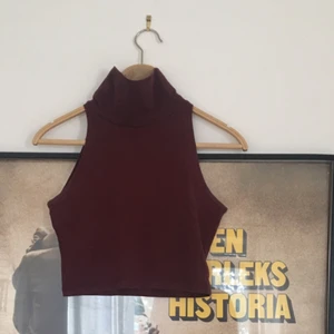 Polo-linne! Finns även i svart 😍 - KAXIGT maglinne med polo i vinrött.  Skitsnygg och höstig färg, perfekt till festen, detta plus lite läckra smycken och du är redo att äga festen. Från American Apparel som inte längre finns! 🐉🐉 Har det även i svart! 