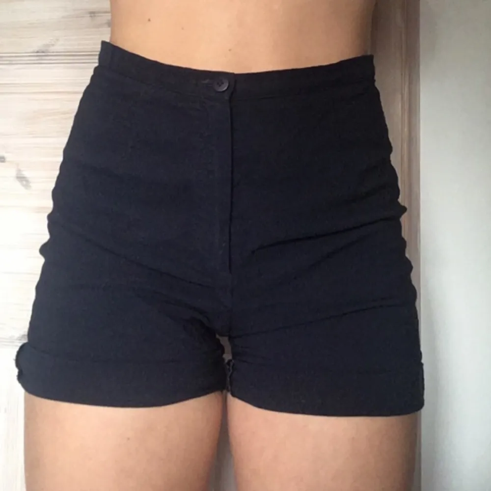 Shorts i marinblått som är stretchiga och sparsamt använda! Från början avklippta byxor som är upprullade✨ Köparen står för frakten. Shorts.
