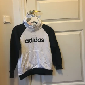  - Blå och vit hoodie från adidas!