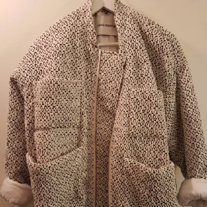  - CARIN WESTER Reva bomber. Nypris 3499 säljes för lågt pris pga av ett antal få slitningar i mönstret (se närbilden) . Endast använd 10 gånger.