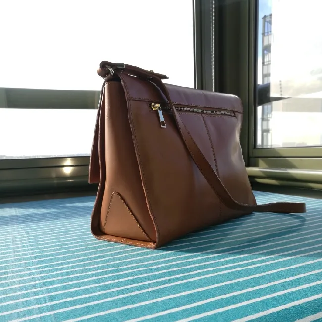 very chic camel leather bag, only small problem, closing is to squeeze. Väskor.