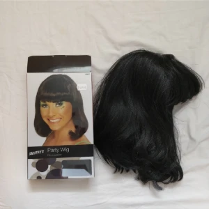  - Svart peruk använd en gång. Fint skick och passar perfekt till halloween!! Peruken har ingen speciell storlek, men är varken "för liten eller stor" i storleken.
