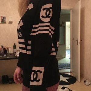  - FAKE Chanel tröja från wish använd fåtal gånger men är i mycket bra skick. Swish går bra, köpare står för frakt