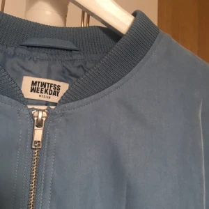  - Jättefin, oversized bomberjacka i blå färg från Weekday. Endast använd två gånger så är i nyskick.   Frakt tillkommer 🌿