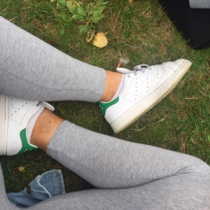  - Stan Smith som är hyfsat använda men som dem ser ut på bilden ser dem exakt ut i verkligheten. Går att byta skosnören och tvätta så ser dem ännu finare ut. Priset är prutbart. Frakt tillkommer