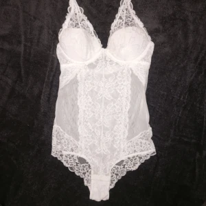  - Vit body från H&M. Har klippt bort lapparna, men den är som en S/M. Använd 1 gång, så i nyskick! 