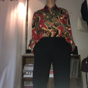  - 🌹Fantastisk vintage skjorta av tunt svalligt tyg🌹 Lätt oversize och tyget känns lyxigt mot kroppen.  Ej fått någon större användning av men fortfarande en av favoriterna i garderoben .  Köparen stör för den eventuella frakten u know the drill❤