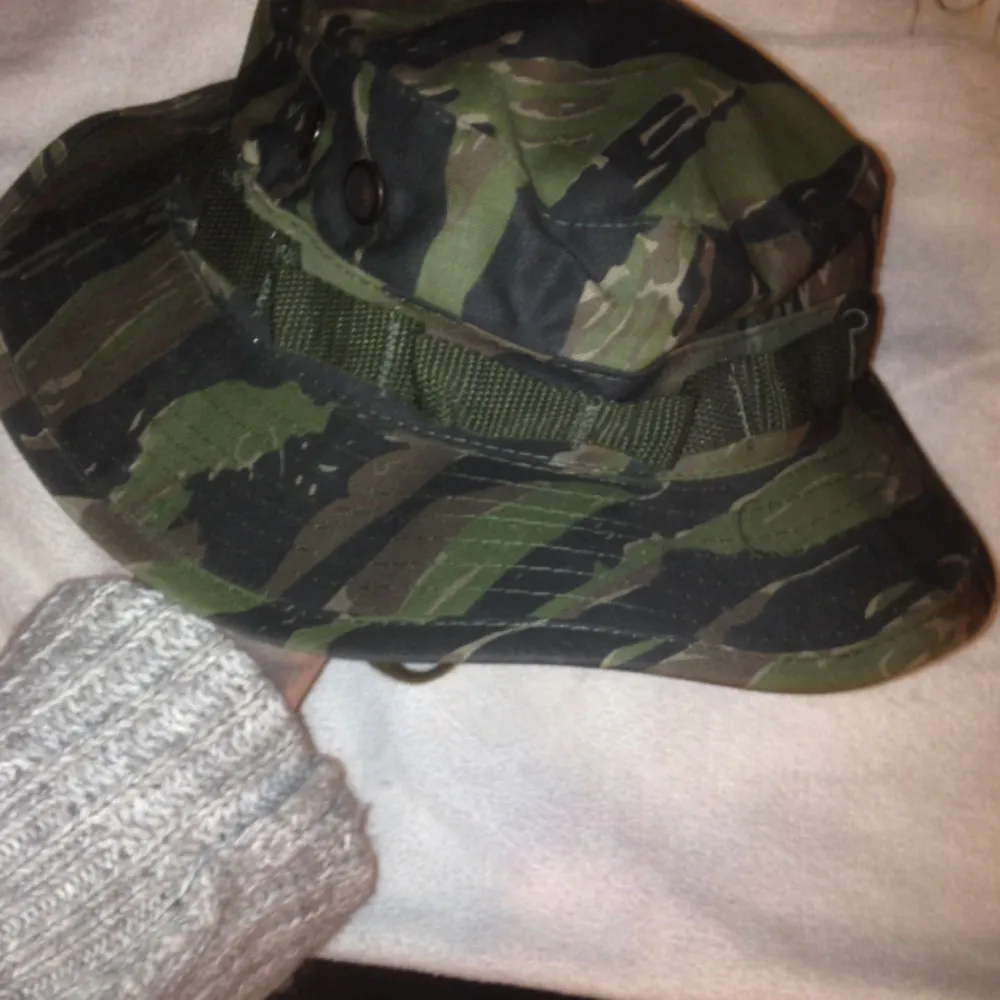 Militär bucket hat med strap! Köpt på tshirtstore för typ 3 år sedan . Accessoarer.