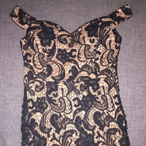  - Svart/beige knälång klänning, använd i några timmar. Storlek M, passar 36/38. Pris 550kr