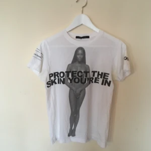  - t-shirt från marc jacobs antihudcancer-kollektion, med naomi campbell på. nypriset låg på ca 450 kr, men säljer billigt pga de vagt gulaktiga fläckarna som man ser på sista bilden. ansträngde mig verkligen för att man skulle se dem så mkt som det går nu när jag fotade, det syns inte så där mkt när man har på sig den. i övrigt är det nyskick. kmr lägga upp många annonser närmsta tiden och ju fler plagg du vill ha, desto större mängdrabatt får du. möts upp i sthlm eller skickar om du betalar frakten.