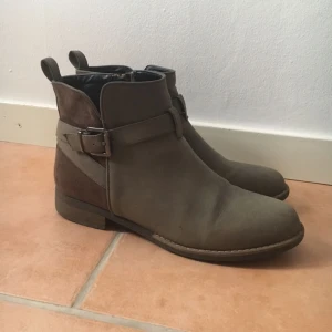  - Beiga skor gjorda av läderimitation och har sula av gummi. Använda ett fåtal gånger. Stängs med dragkedja på innersidan ✨